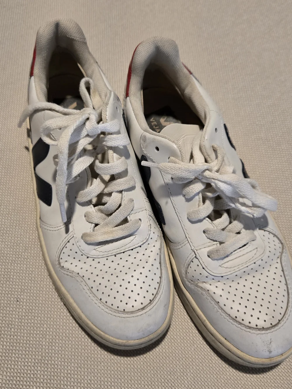 Veja comfortable white
